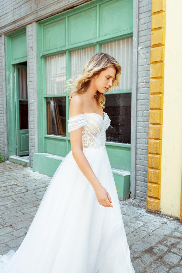 Bia Drapeli Kayık Yaka Düz Kesim Gelinlik - The Bride's Bliss