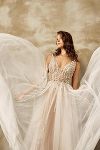 First Design V Yaka Sade A Kesim Gelinlik - The Bride's Bliss